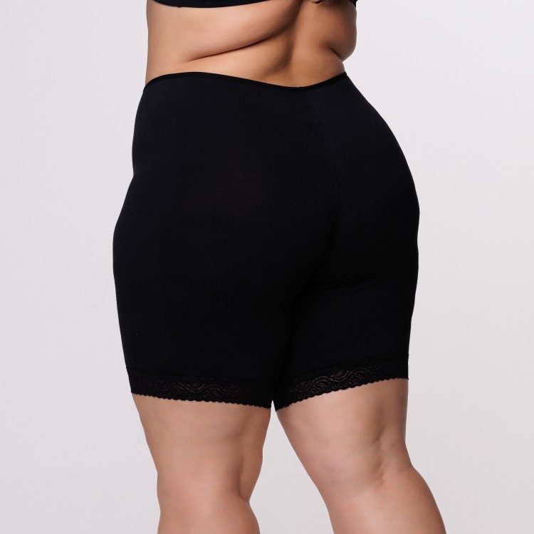 Bermuda Preta Plus Size em Algodão Egípcio com Renda