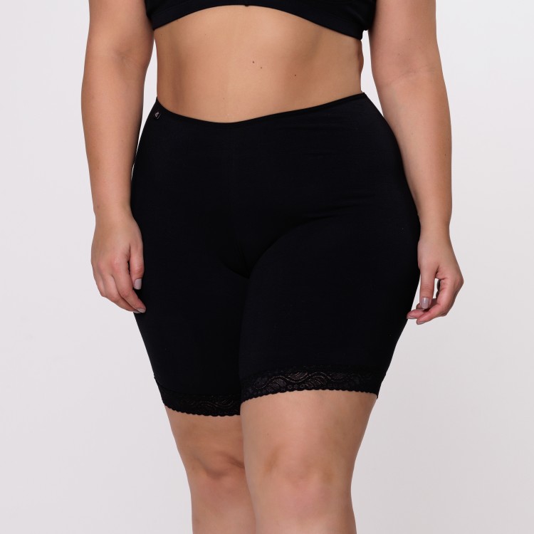 Bermuda Preta Plus Size em Algodão Egípcio com Renda